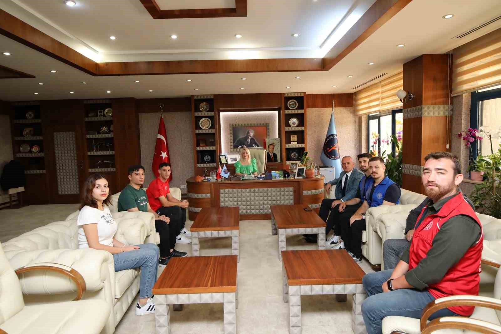 Rektör Özkan, olimpiyat madalyalı sporcuyu ağırladı
