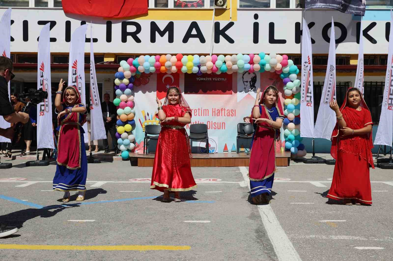 Sivas’ta İlköğretim Haftası coşkuyla kutlandı
