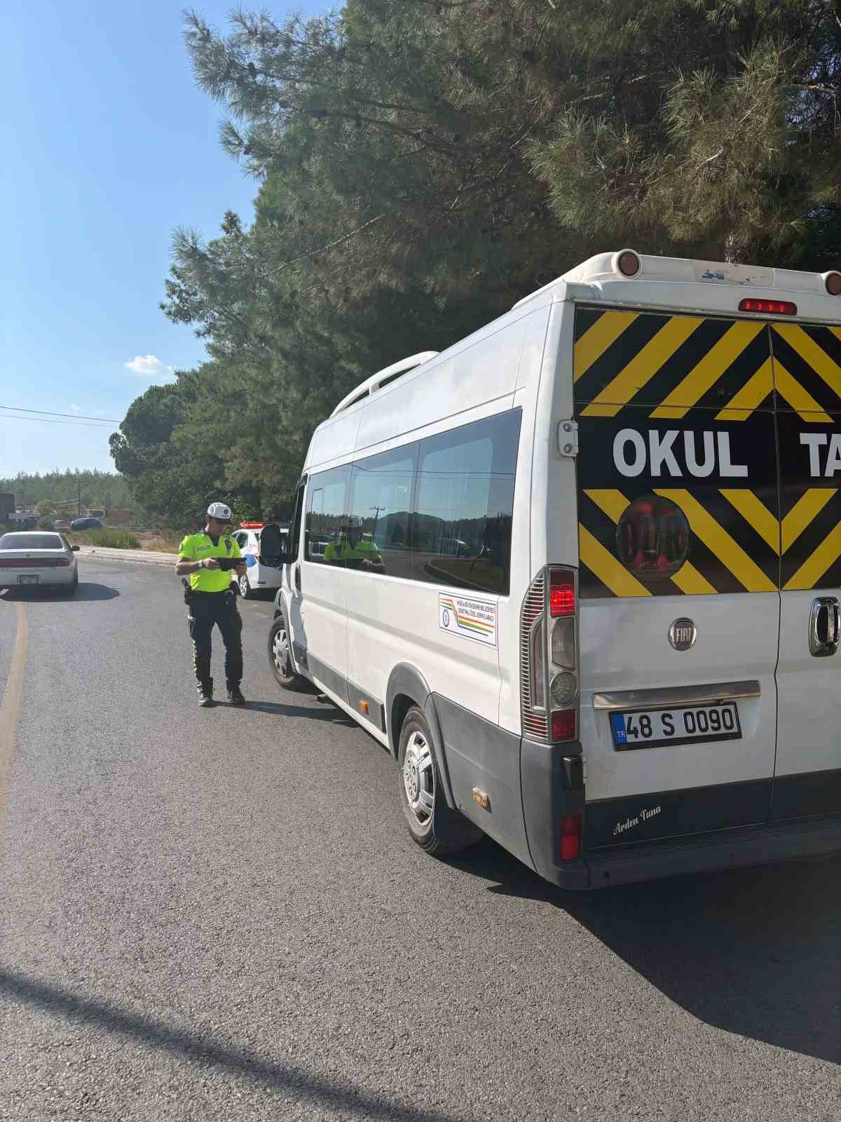 Okullar açıldı, okul servislerinde denetimler aralıksız devam ediyor
