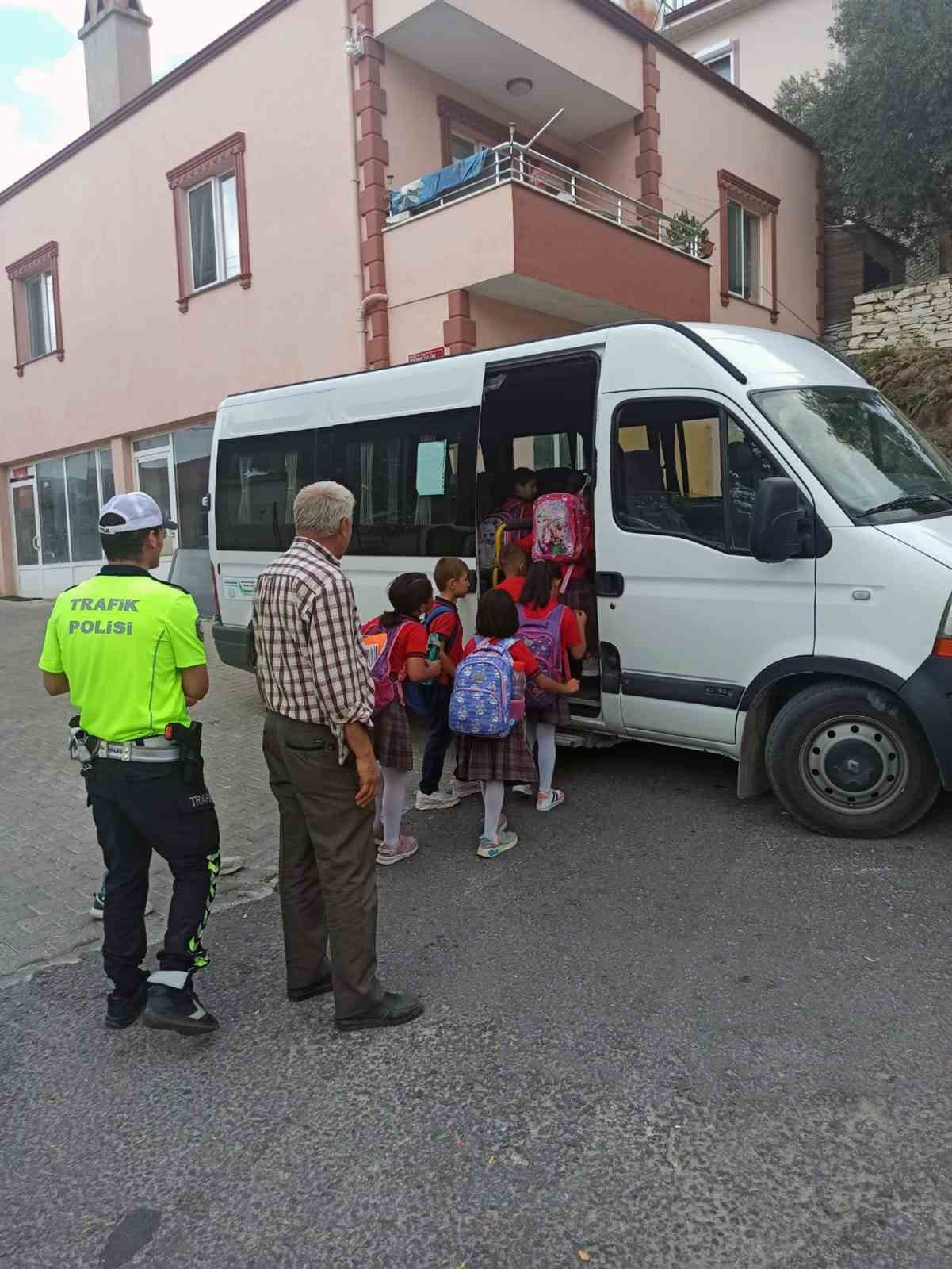 Okullar açıldı, okul servislerinde denetimler aralıksız devam ediyor
