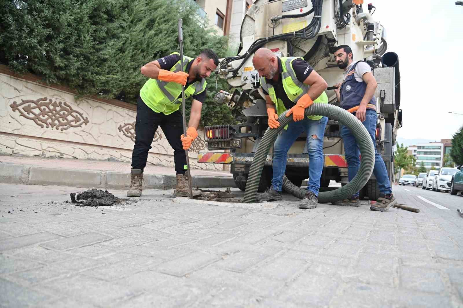 Yağmur suyu ızgaraları ve kanalizasyon hatlarında yoğun mesai
