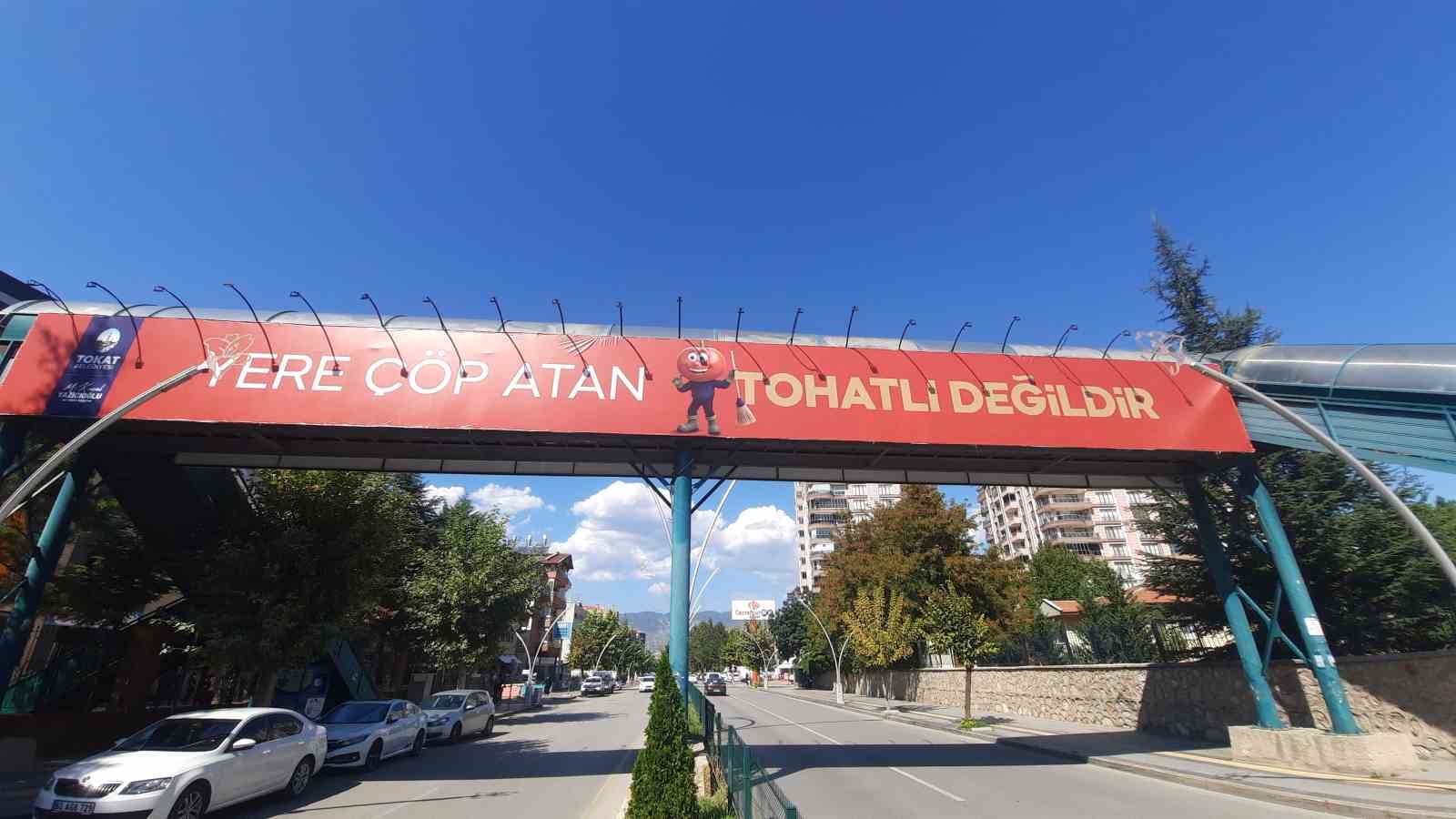 Tokat’ta esprili pankartlarla çevre bilinci aşılanıyor
