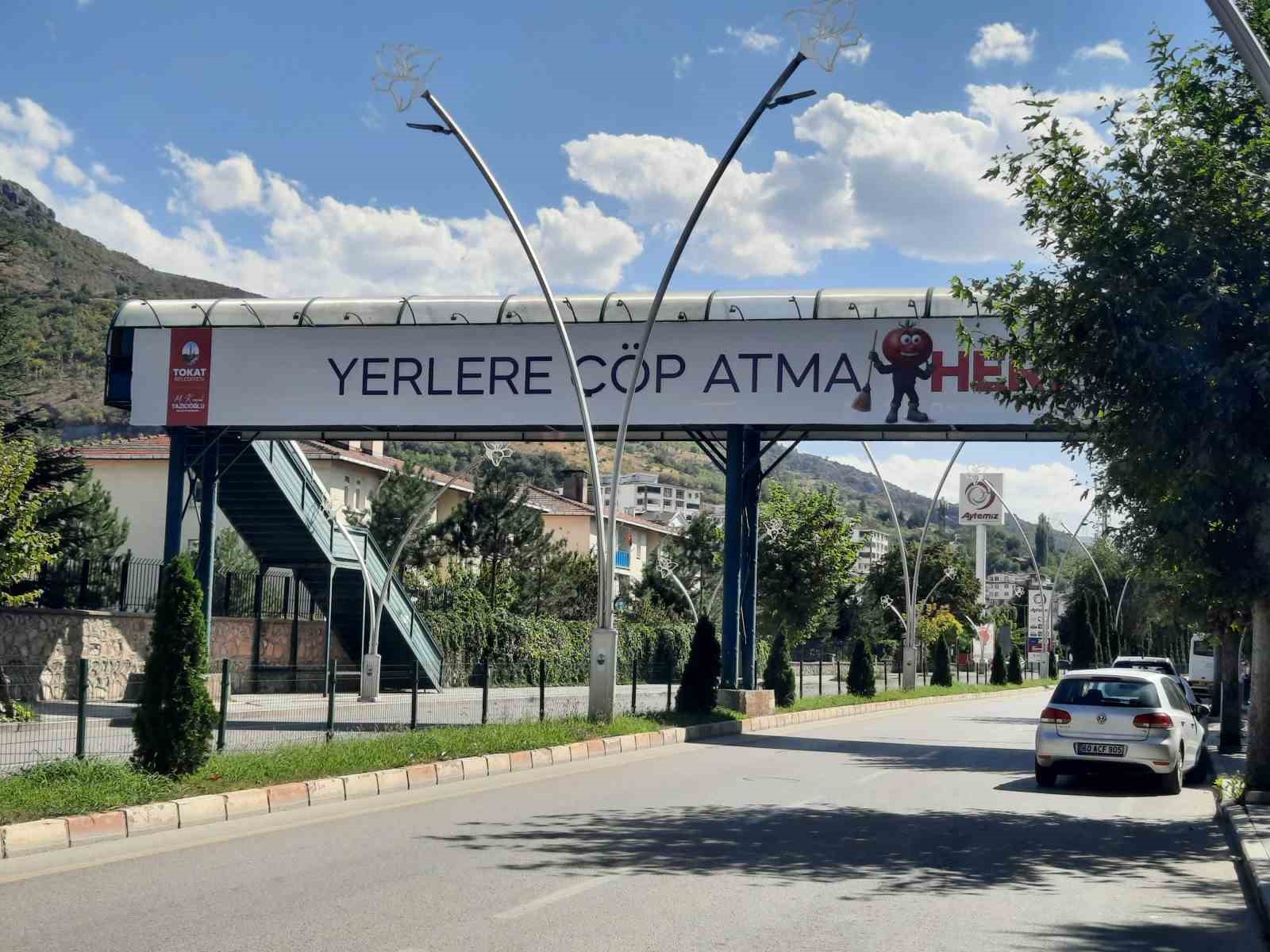 Tokat’ta esprili pankartlarla çevre bilinci aşılanıyor
