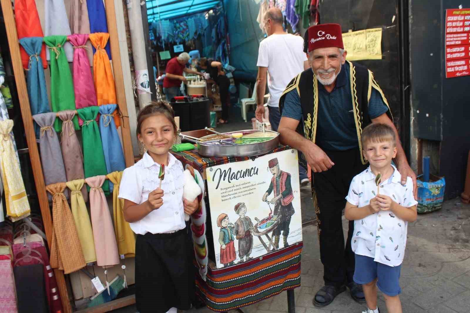 35 yıldır macun satarak geçimini sağlıyor
