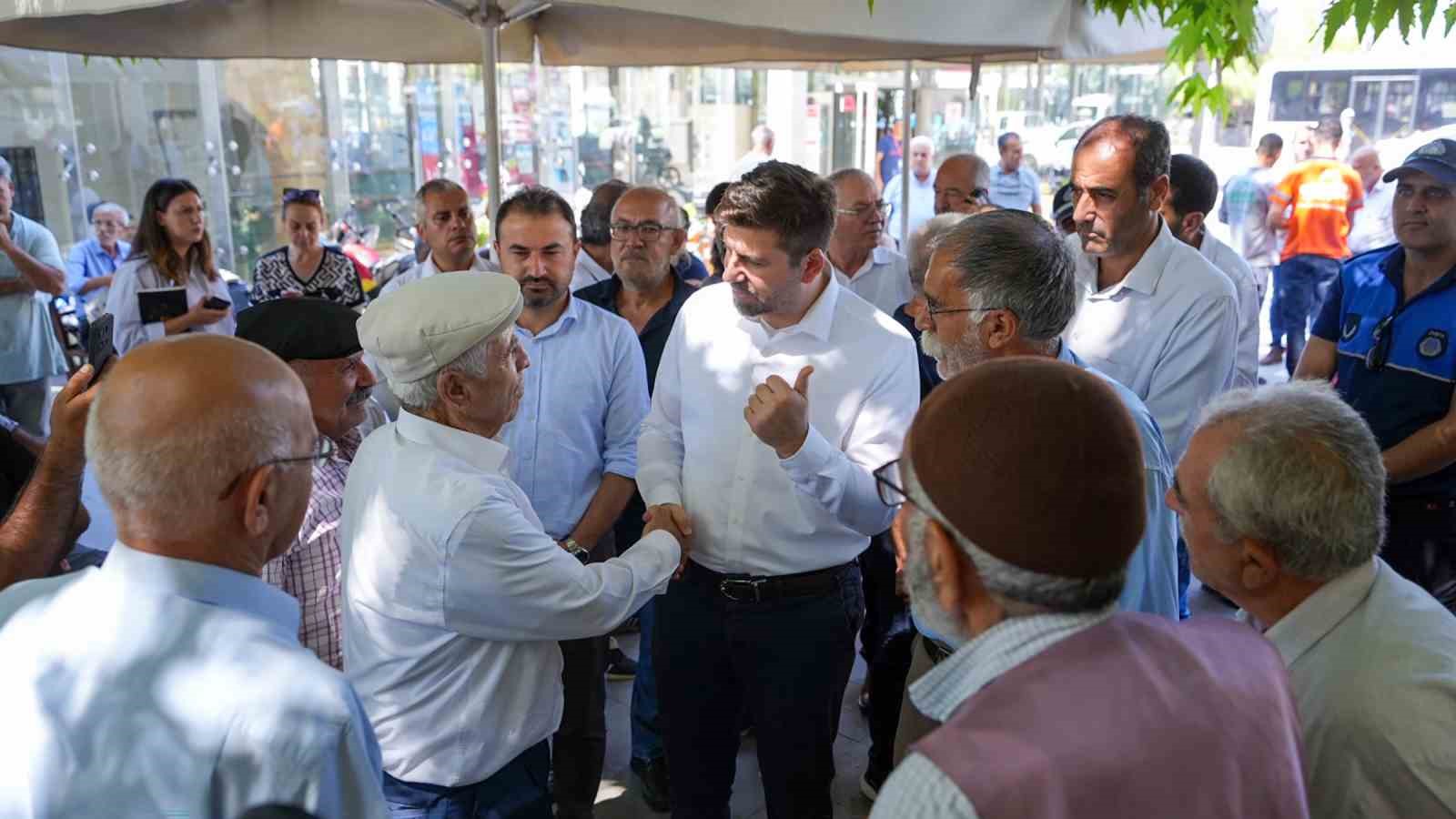 Makam koltuğu haczedilen Boltaç, güne Tarsus Makam bölgesinde vatandaşlarla başladı
