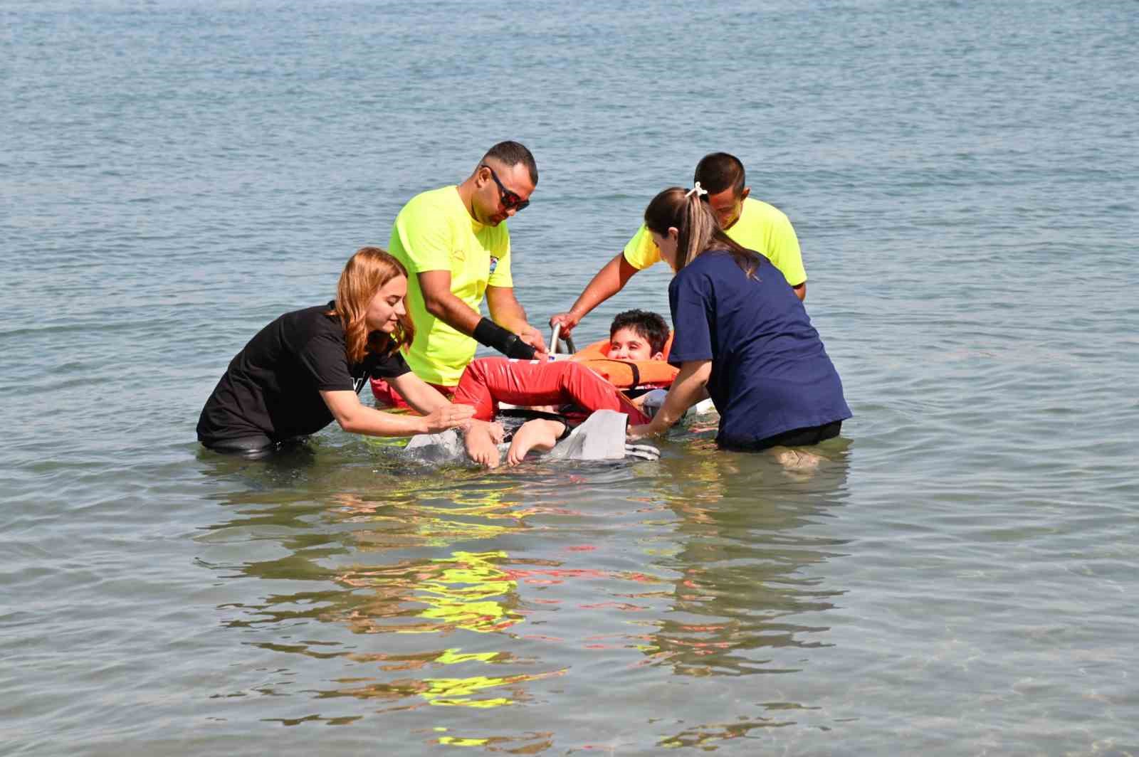 Manavgat Belediyesi özel gereksinimli bireyi denizle buluşturdu
