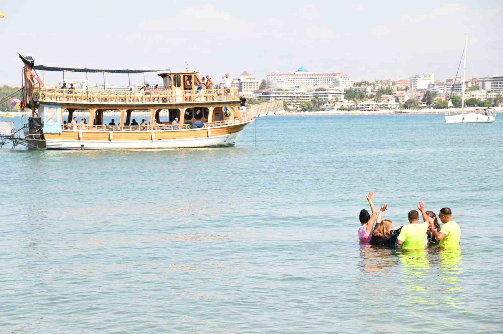 Manavgat Belediyesi özel gereksinimli bireyi denizle buluşturdu
