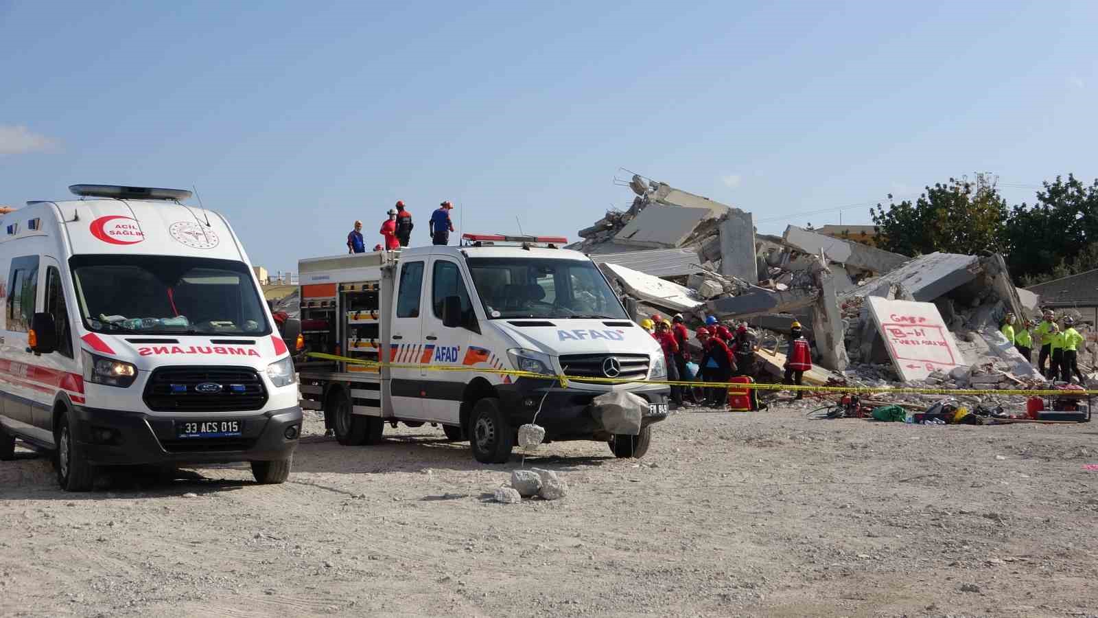 Mersin’de deprem tatbikatı gerçeğini aratmadı
