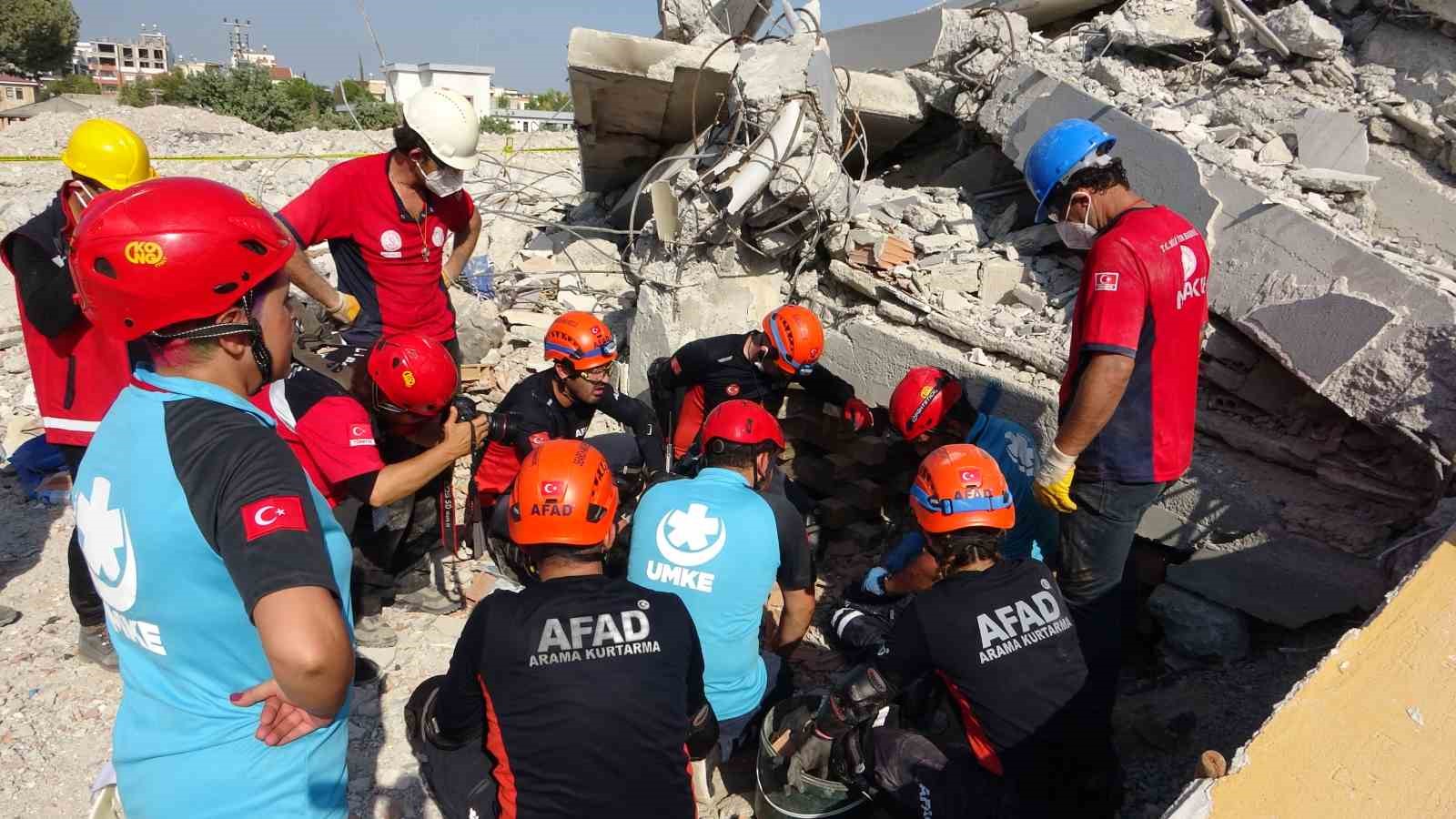 Mersin’de deprem tatbikatı gerçeğini aratmadı
