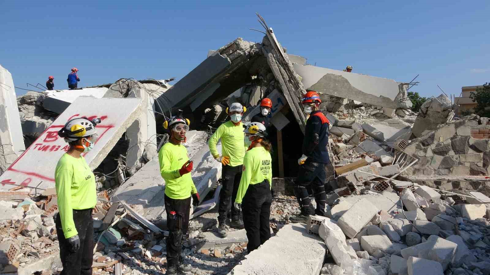 Mersin’de deprem tatbikatı gerçeğini aratmadı
