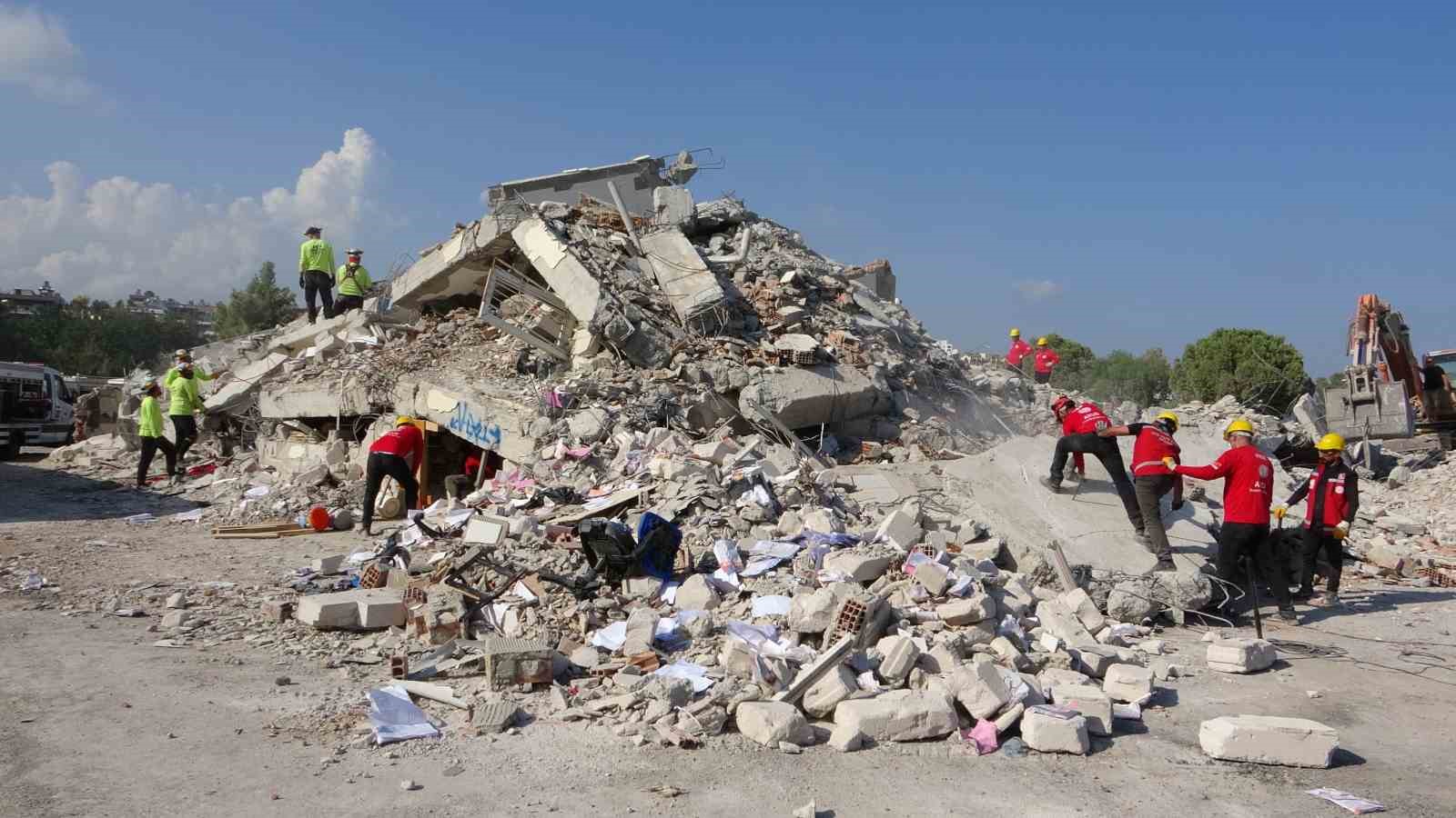 Mersin’de deprem tatbikatı gerçeğini aratmadı
