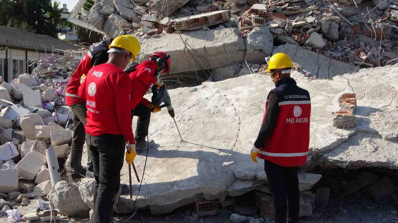 Mersin’de deprem tatbikatı gerçeğini aratmadı
