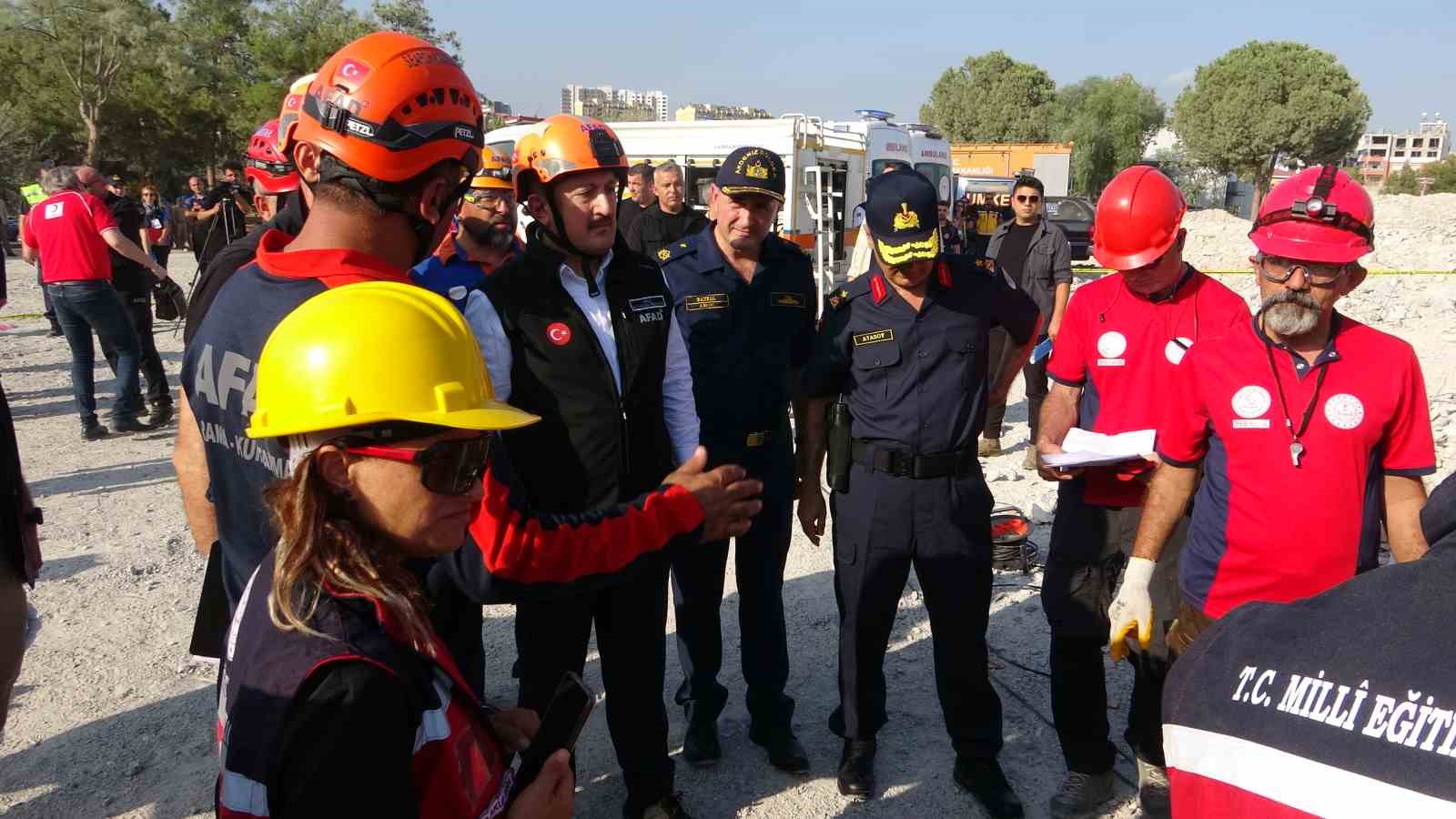 Mersin’de deprem tatbikatı gerçeğini aratmadı
