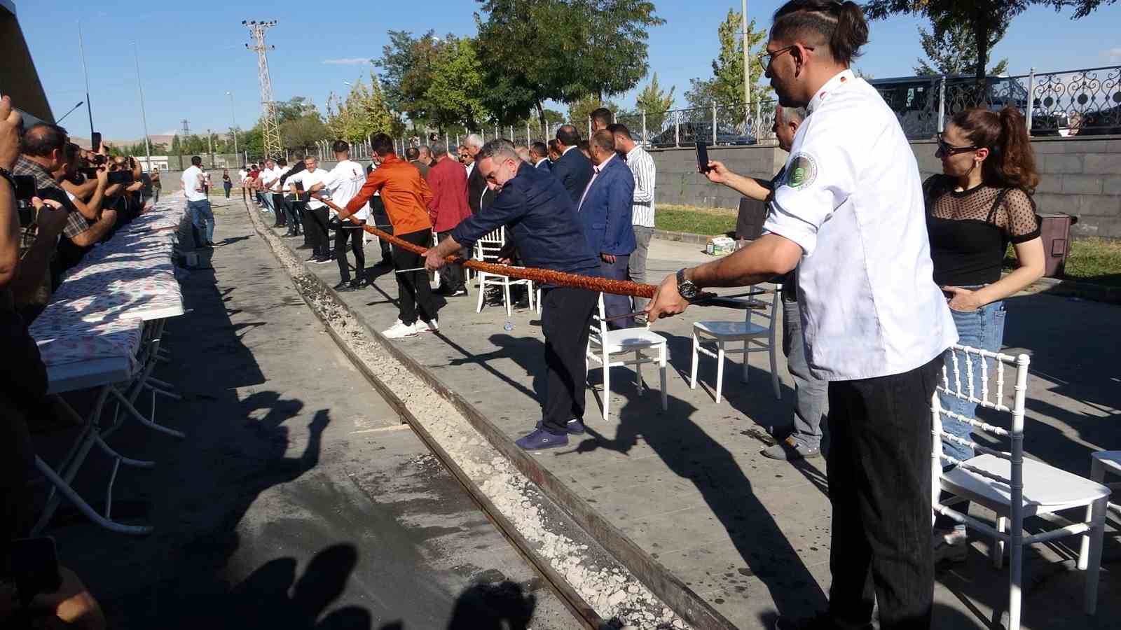 Van’da tek şişte yapılan 65 metrelik kebap dakikalar içerisinde tüketildi
