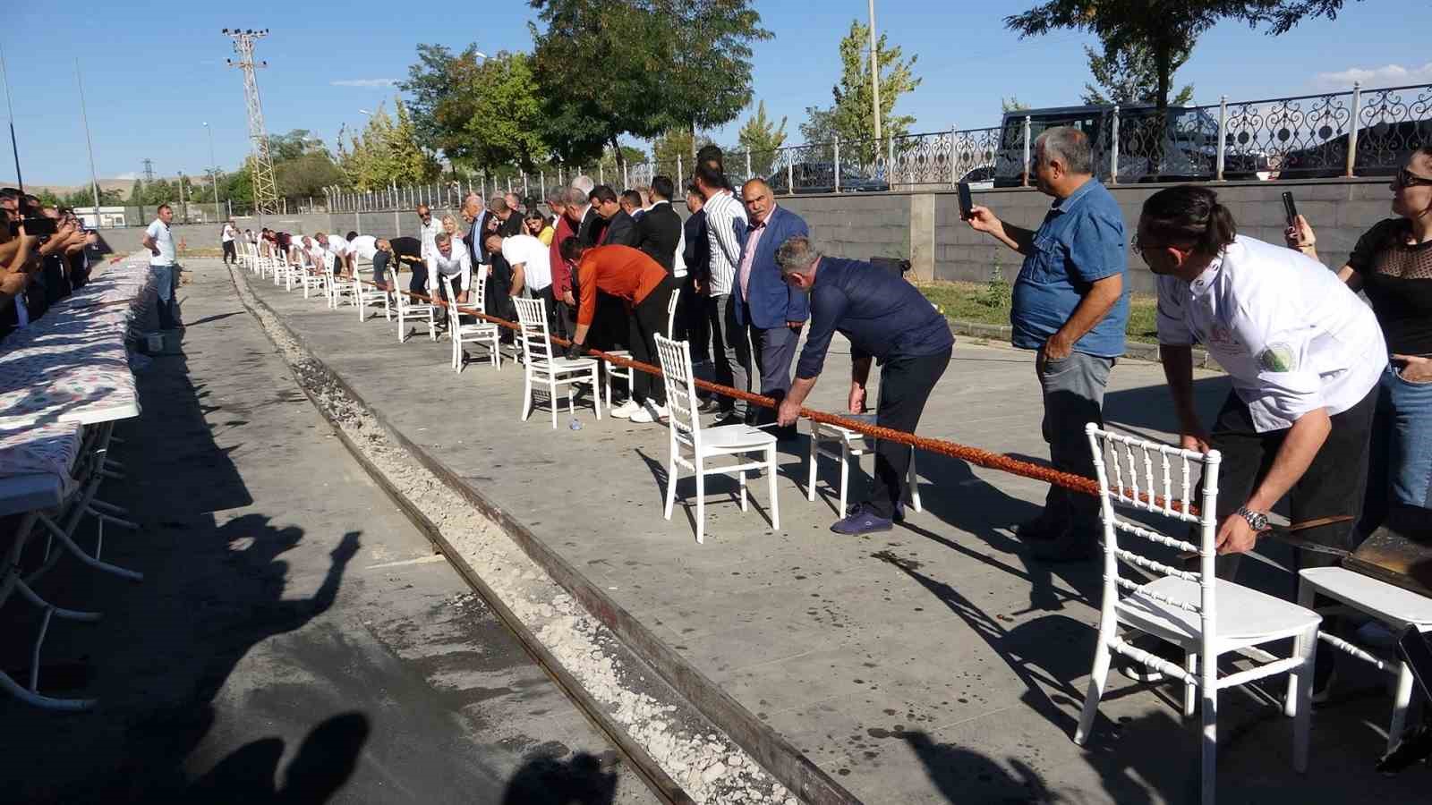 Van’da tek şişte yapılan 65 metrelik kebap dakikalar içerisinde tüketildi
