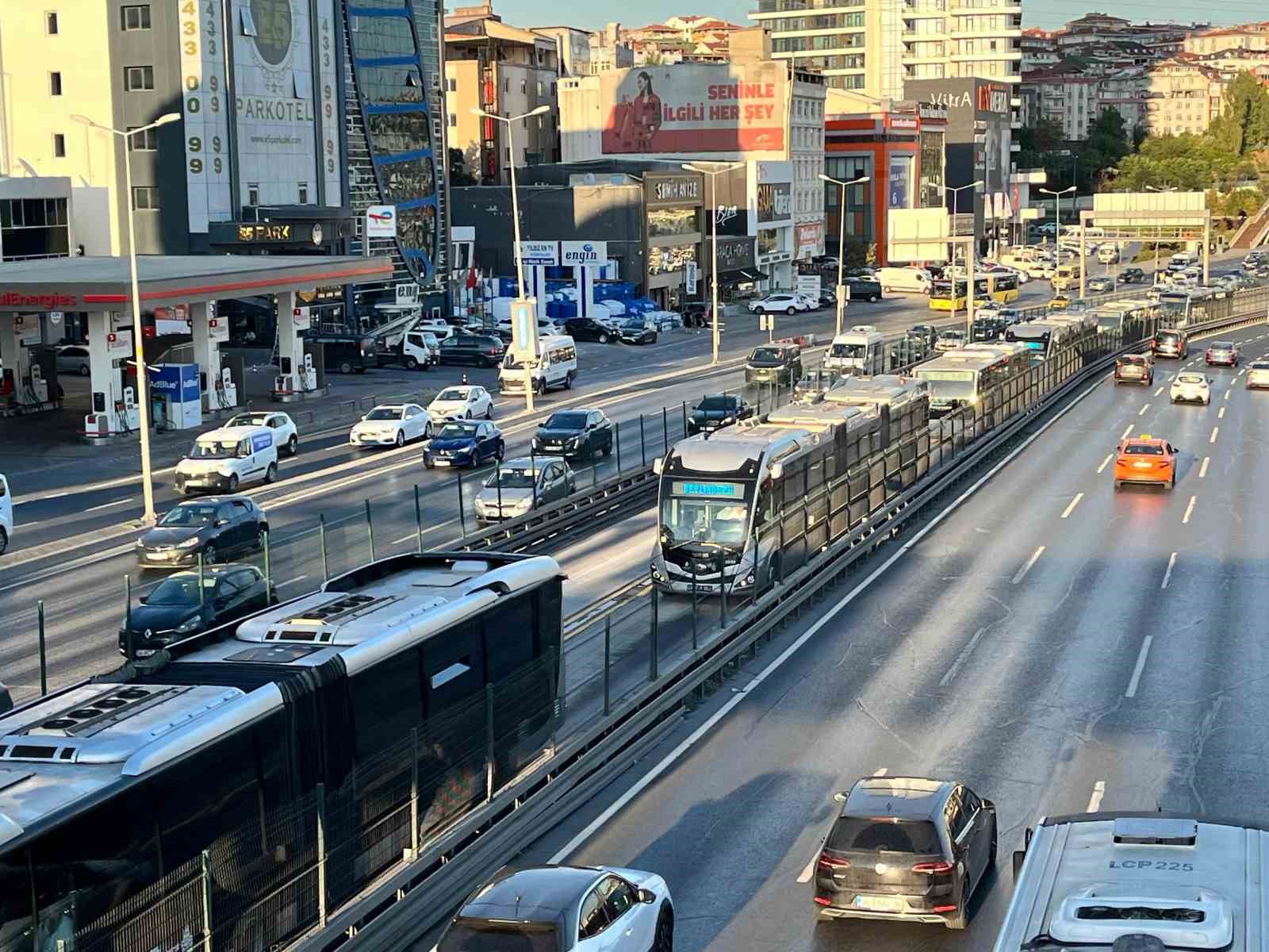 Esenyurt’ta metrobüsün tekerlekleri fırladı: Faciadan dönüldü
