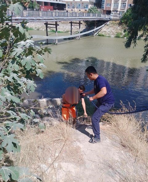 Asi nehri kenarında mahsur kalan vatandaşı itfaiye kurtardı
