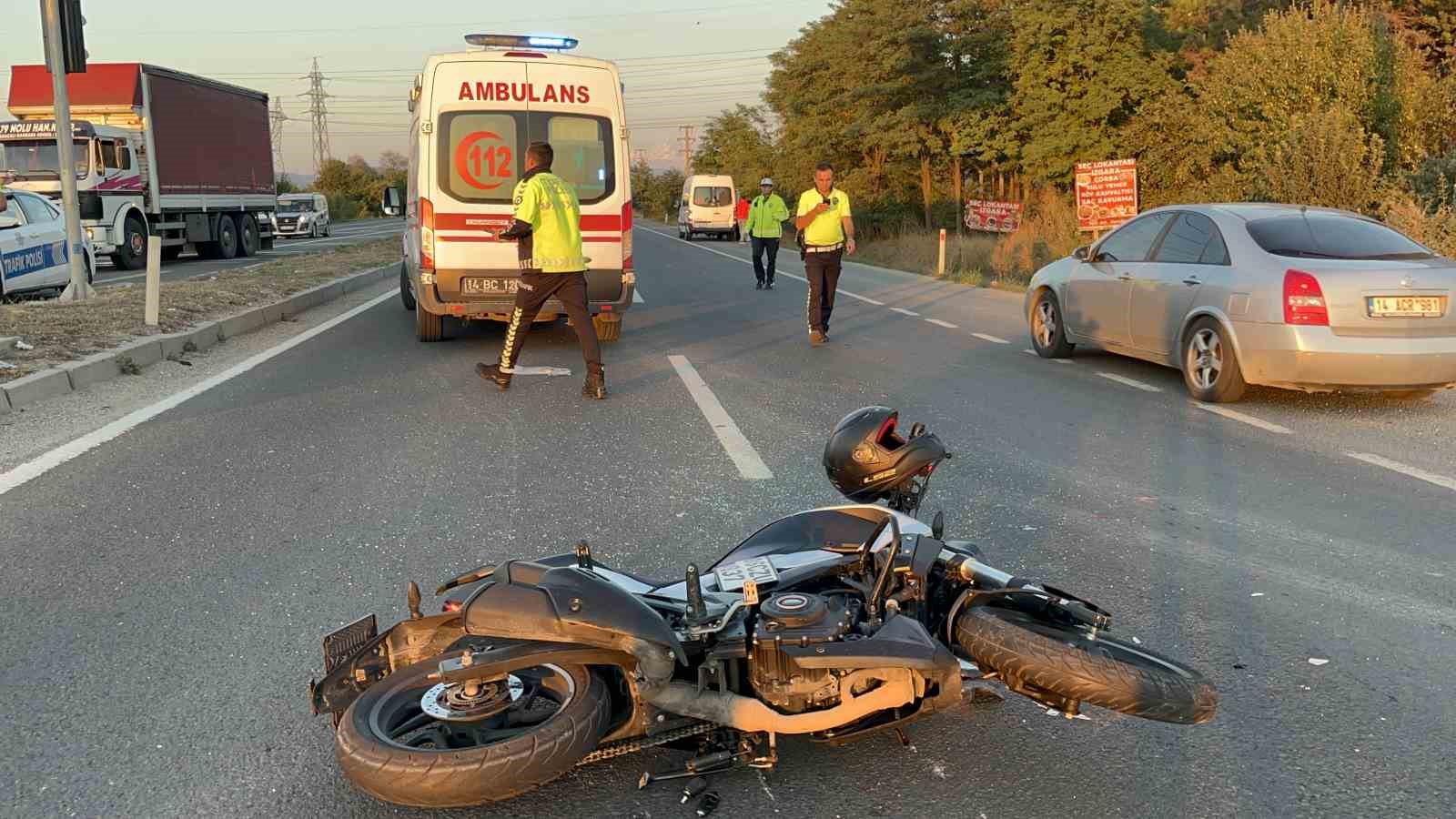 İki aracın arasından geçmek isteyen motosiklet yolcu minibüsüne çarptı: 1 yaralı
