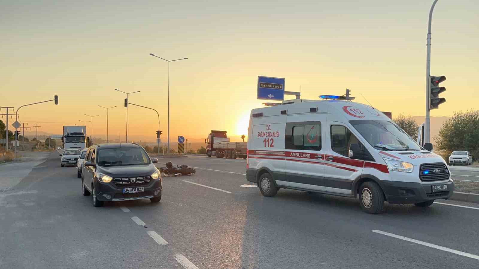 İki aracın arasından geçmek isteyen motosiklet yolcu minibüsüne çarptı: 1 yaralı
