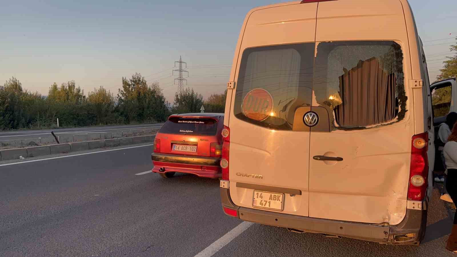 İki aracın arasından geçmek isteyen motosiklet yolcu minibüsüne çarptı: 1 yaralı
