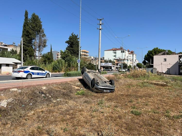 Babasının otomobiliyle gezmeye çıkan genç takla atan araçtan burnu kanamadan kurtuldu
