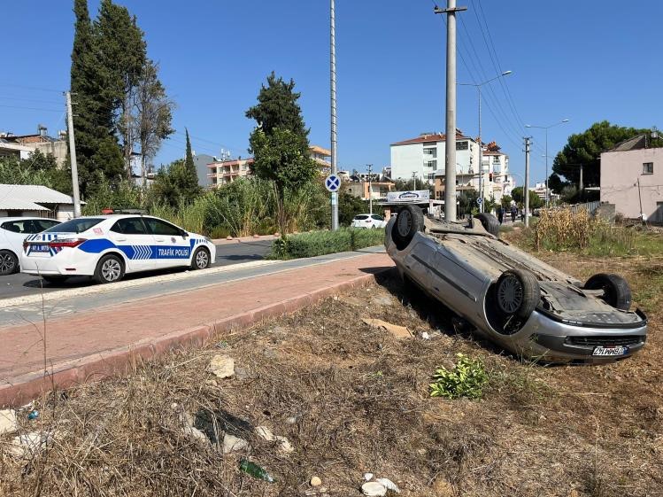 Babasının otomobiliyle gezmeye çıkan genç takla atan araçtan burnu kanamadan kurtuldu
