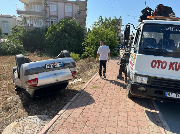 Babasının otomobiliyle gezmeye çıkan genç takla atan araçtan burnu kanamadan kurtuldu
