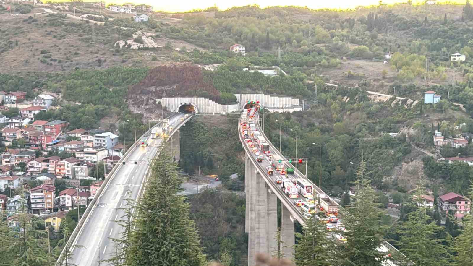 TEM’de 3 tır kazaya karıştı, 11 kilometrelik araç kuyruğu oluştu
