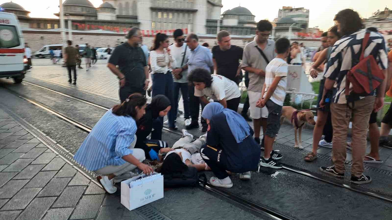 Taksim’de bir genç kız epilepsi nöbeti geçirdi
