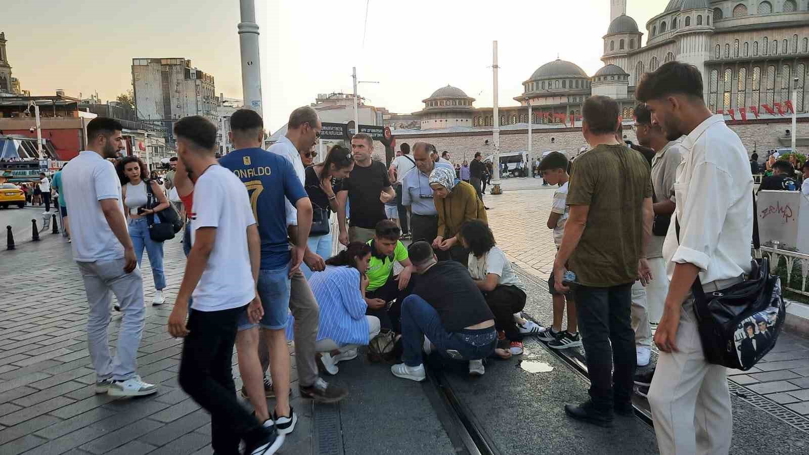 Taksim’de bir genç kız epilepsi nöbeti geçirdi
