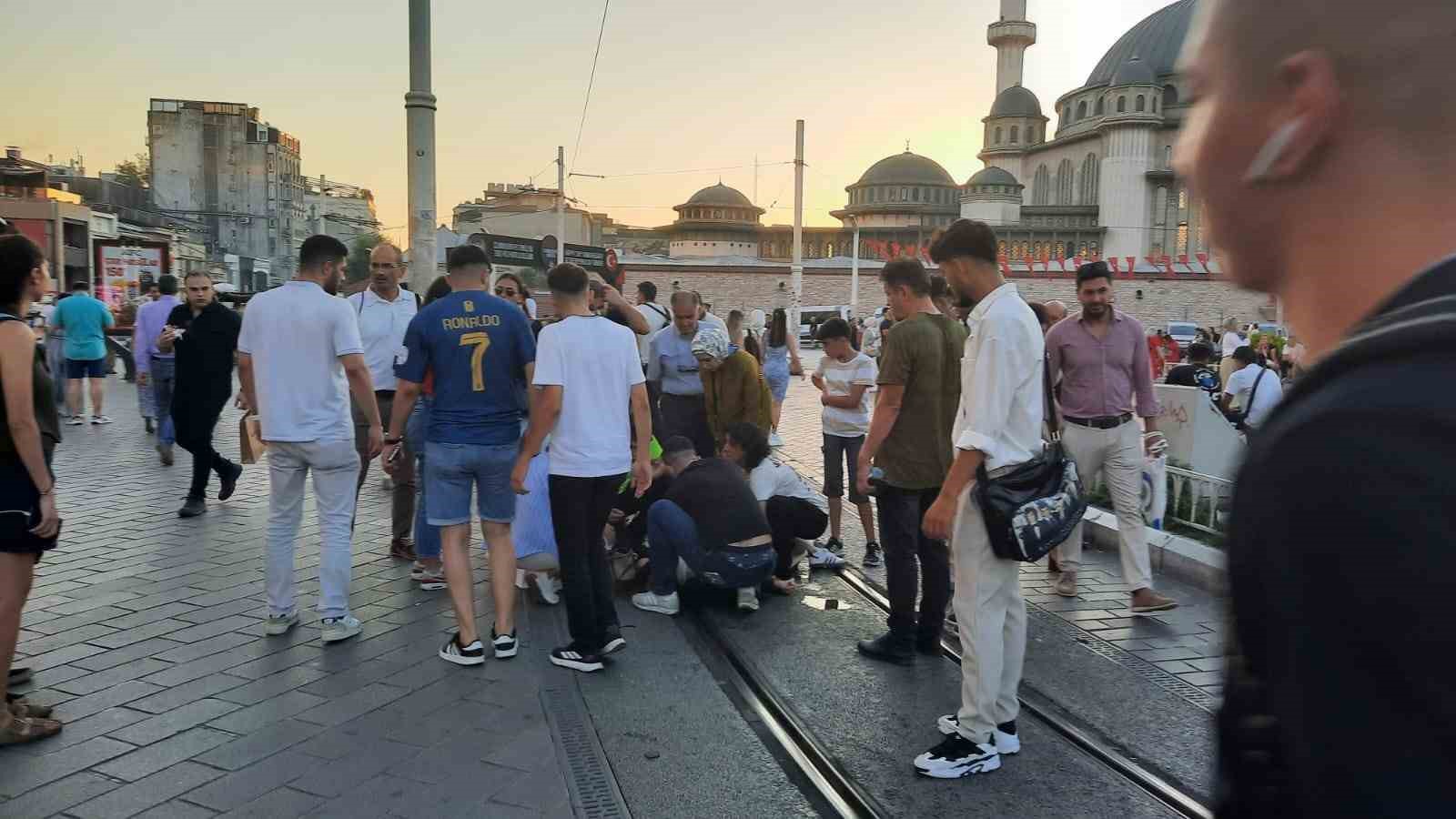 Taksim’de bir genç kız epilepsi nöbeti geçirdi
