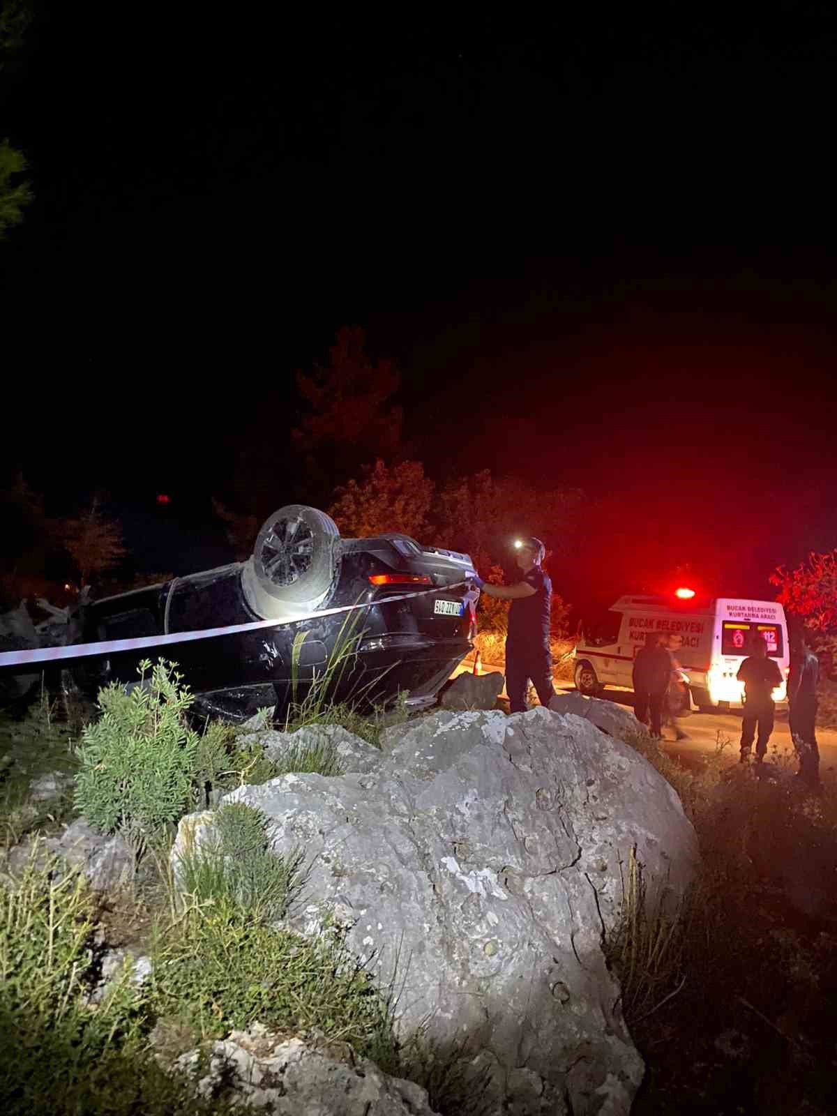 Takla atan otomobilin cam tavanından fırlayan sürücü ağır yaralandı
