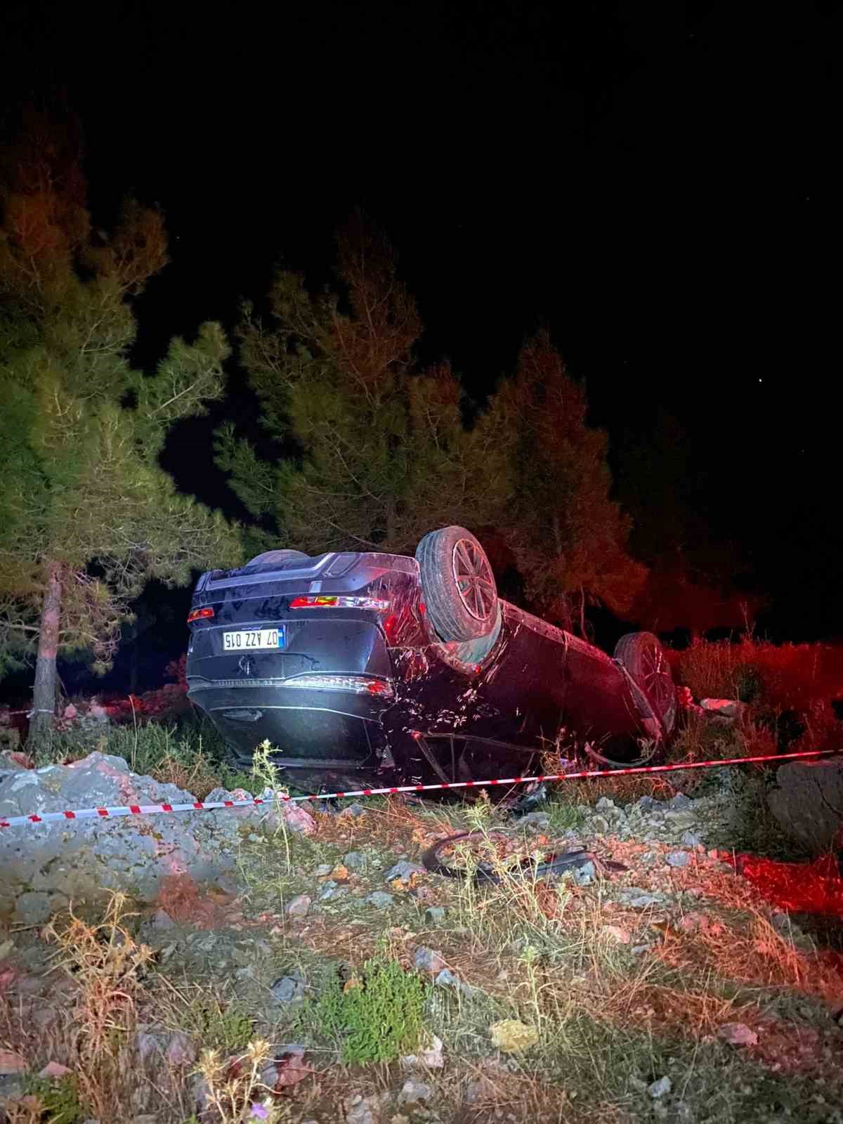 Takla atan otomobilin cam tavanından fırlayan sürücü ağır yaralandı
