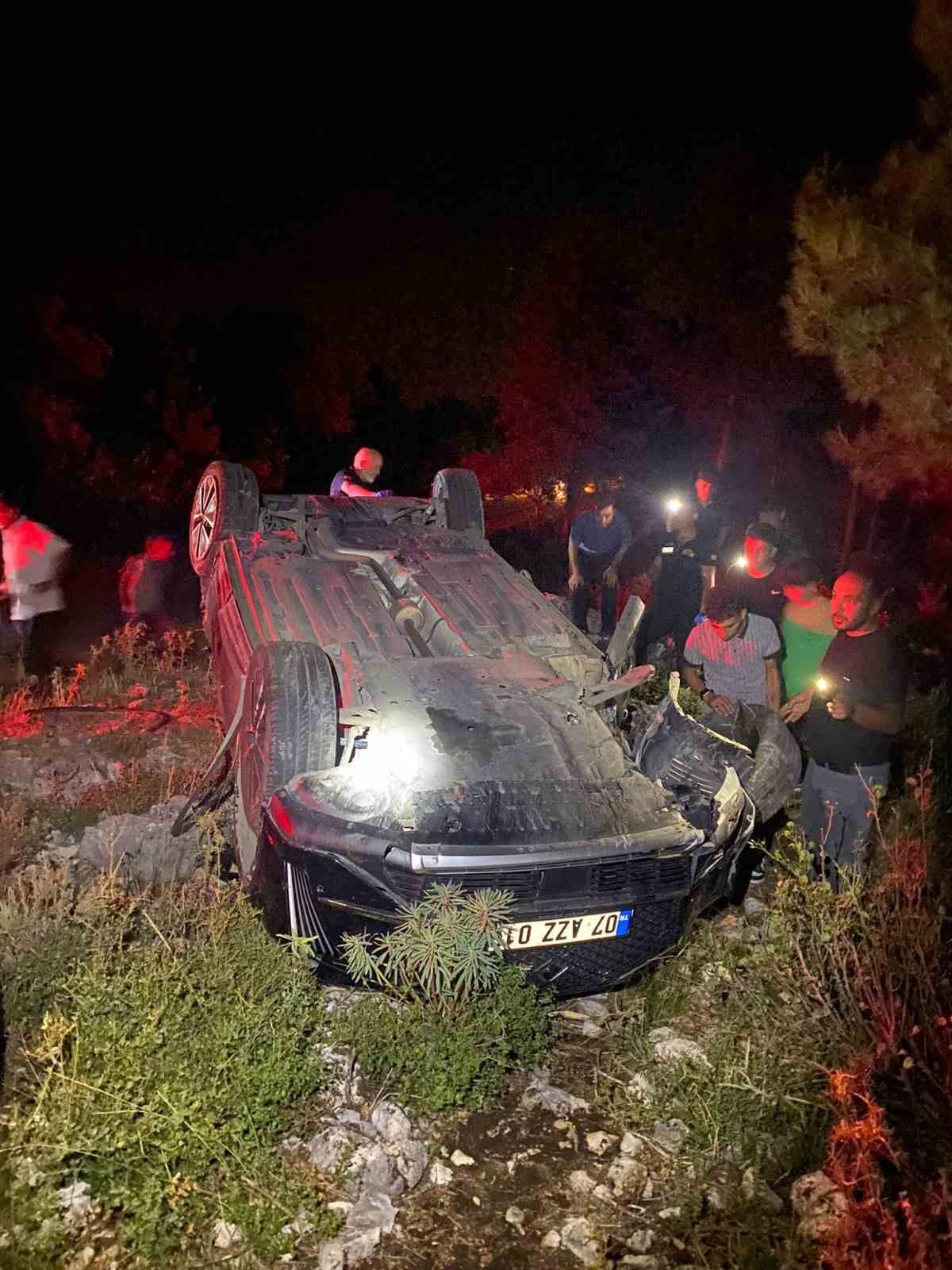 Takla atan otomobilin cam tavanından fırlayan sürücü ağır yaralandı
