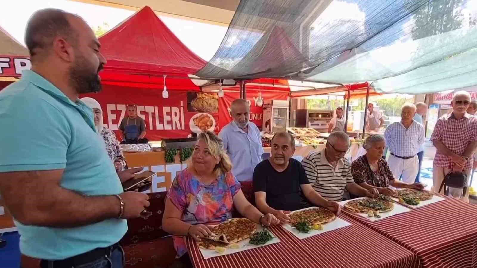 En hızlı baklava yeme yarışmasında birinci oldu: Bir tepsi baklavayı kaptı
