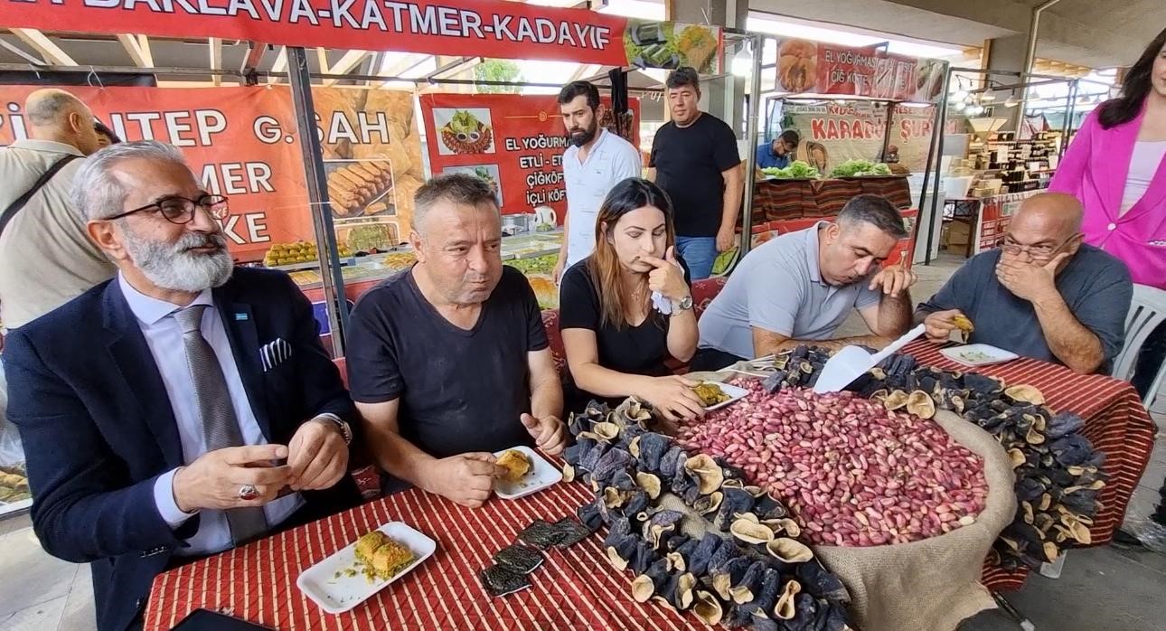 En hızlı baklava yeme yarışmasında birinci oldu: Bir tepsi baklavayı kaptı
