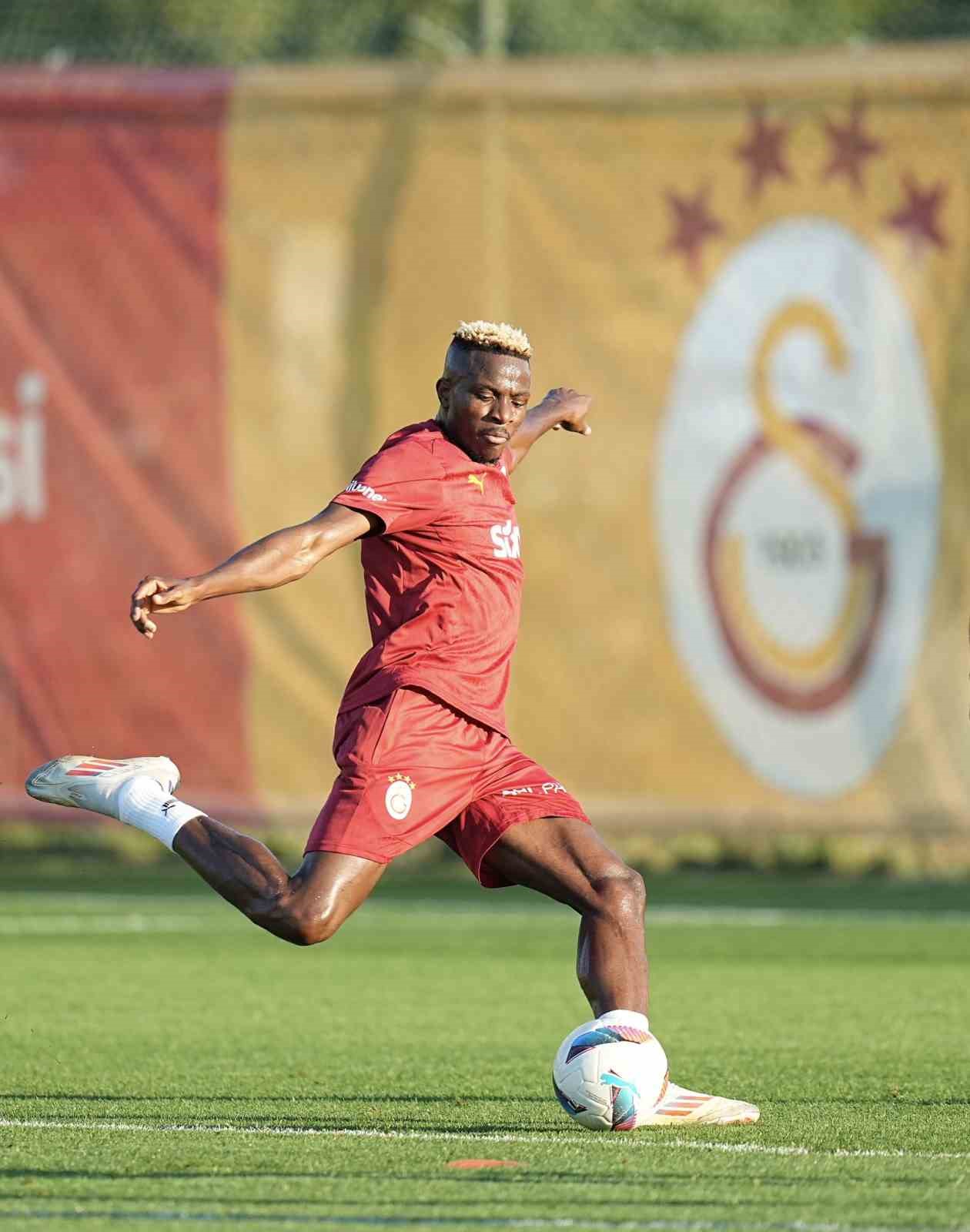 Galatasaray’da Victor Osimhen ilk antrenmanına çıktı
