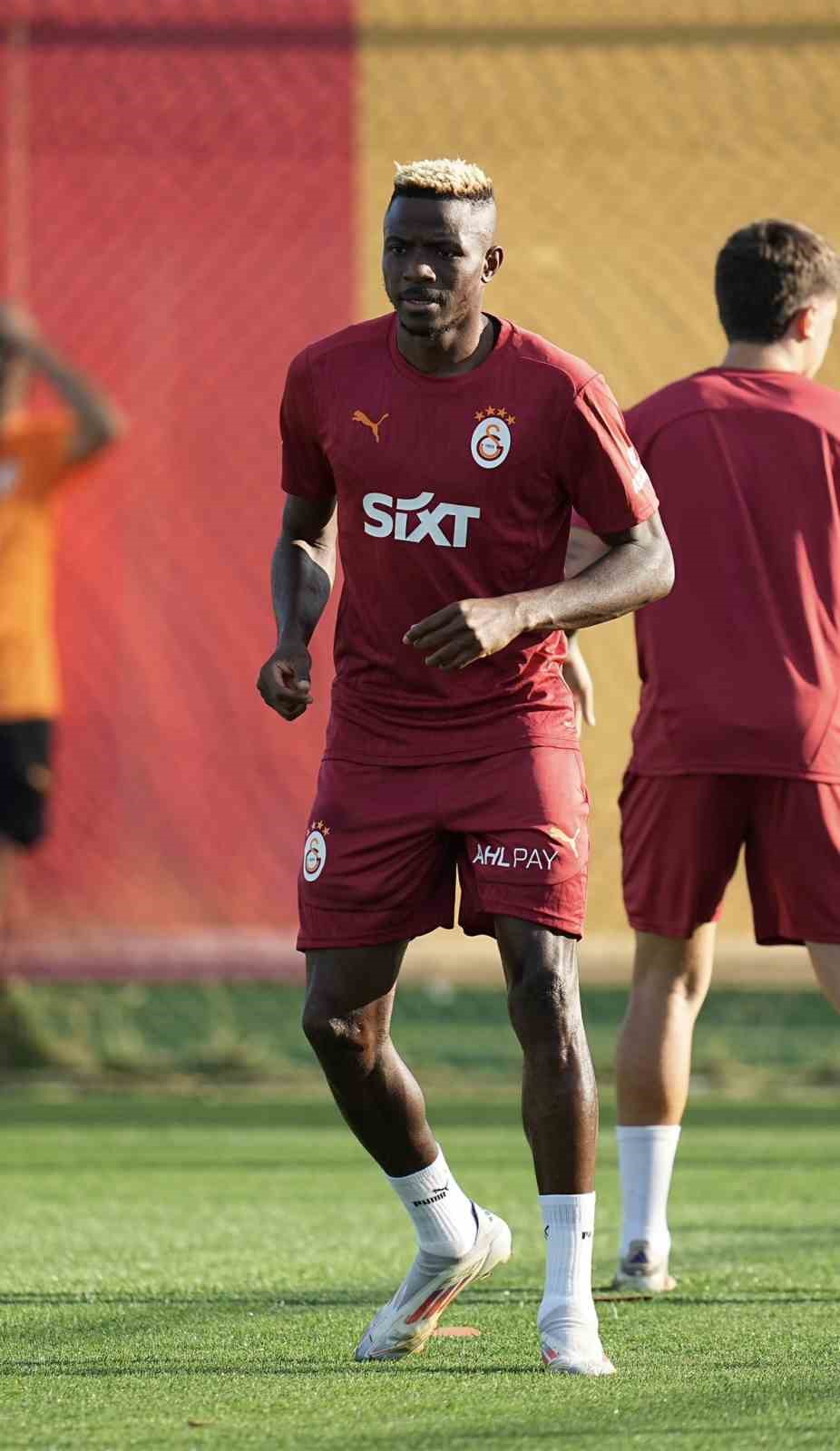 Galatasaray’da Victor Osimhen ilk antrenmanına çıktı
