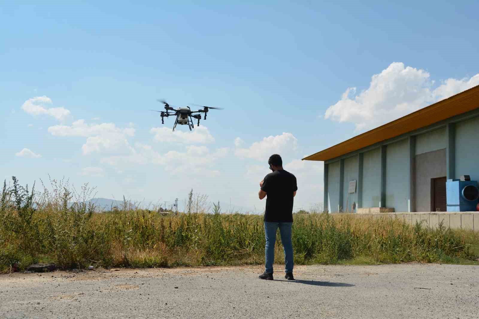 Bitlis’te çekirgeye karşı dronla mücadele
