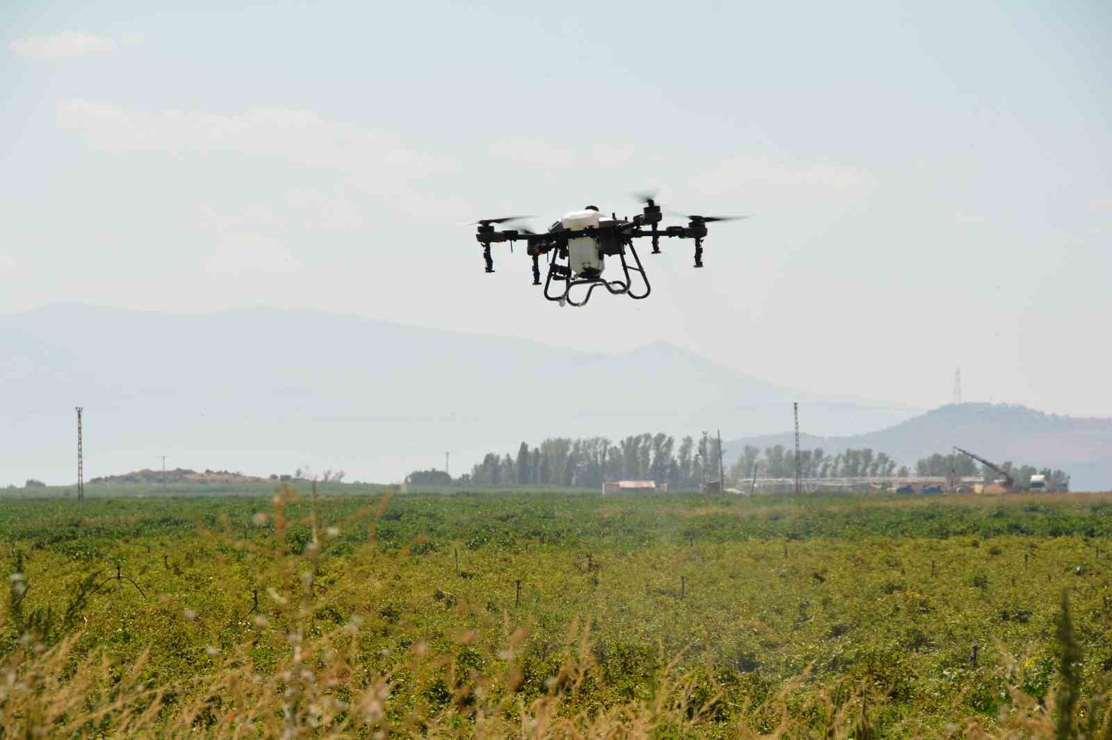 Bitlis’te çekirgeye karşı dronla mücadele
