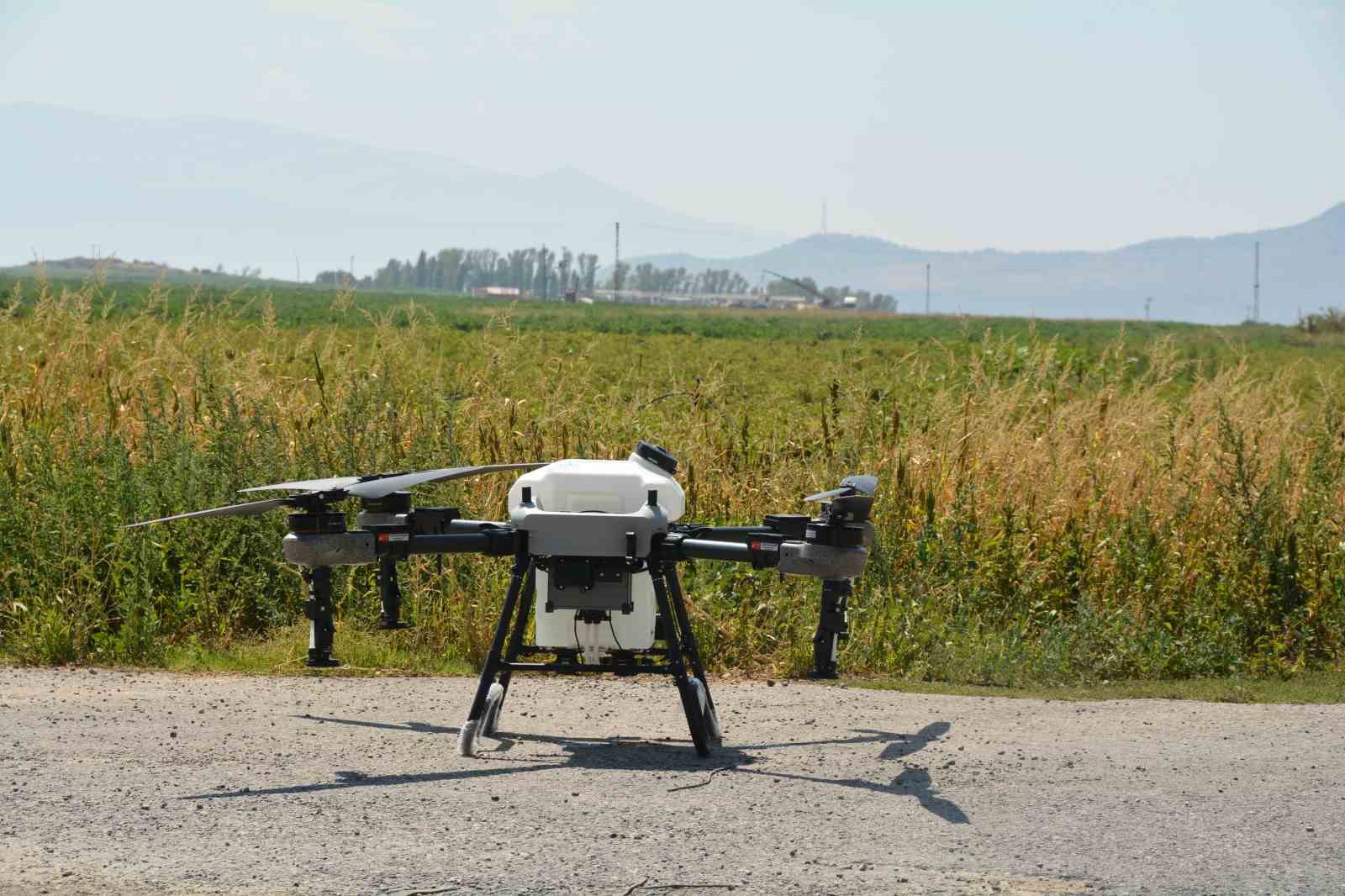 Bitlis’te çekirgeye karşı dronla mücadele
