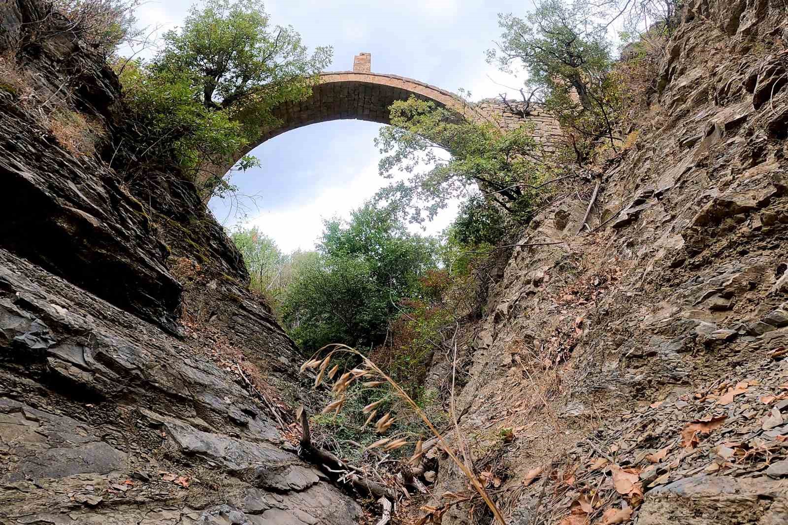 Gümüşhane’de asırlara meydan okuyan su kemeri
