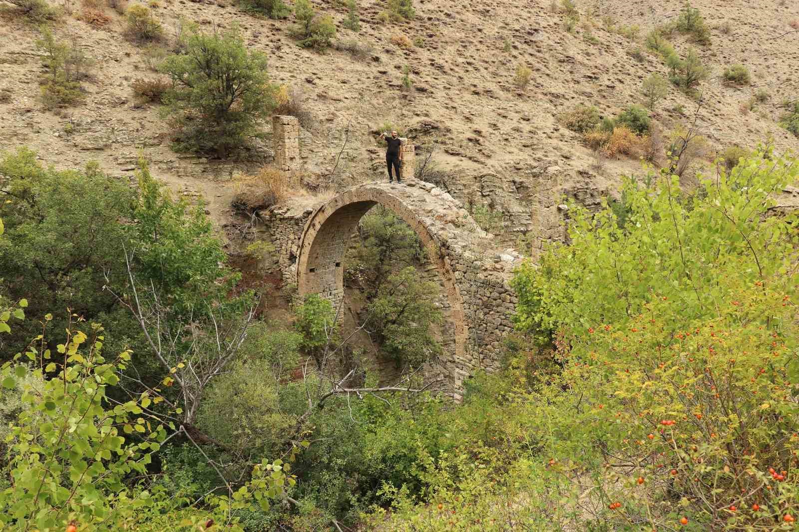 Gümüşhane’de asırlara meydan okuyan su kemeri
