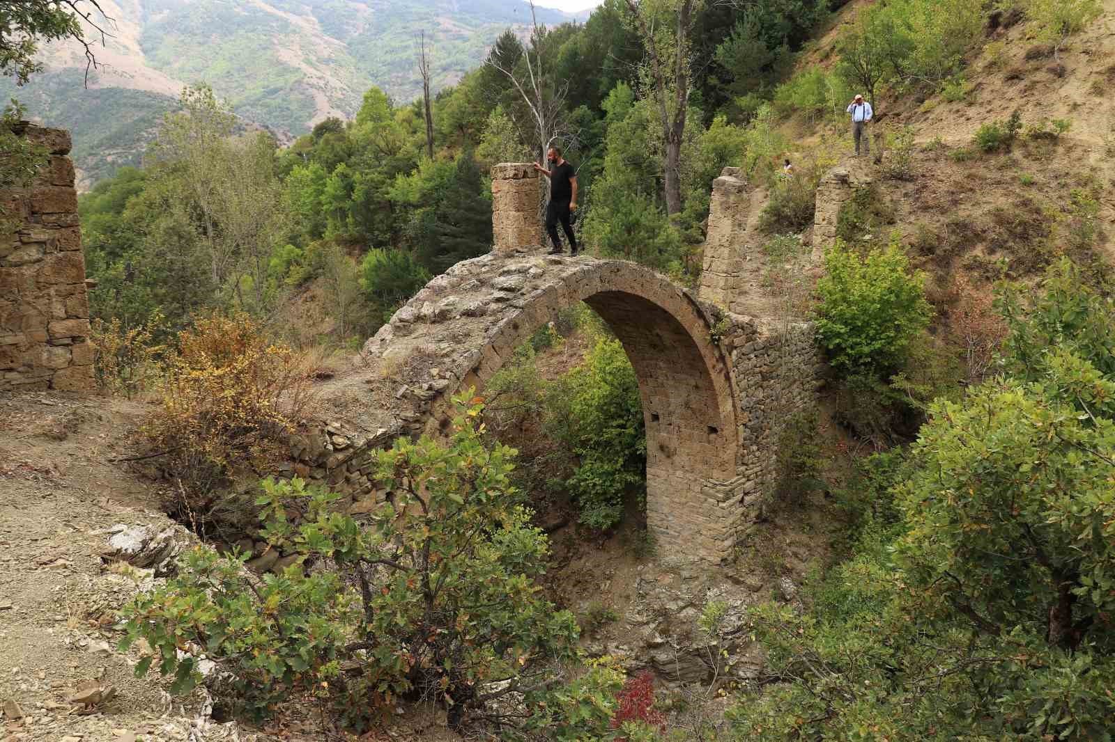 Gümüşhane’de asırlara meydan okuyan su kemeri
