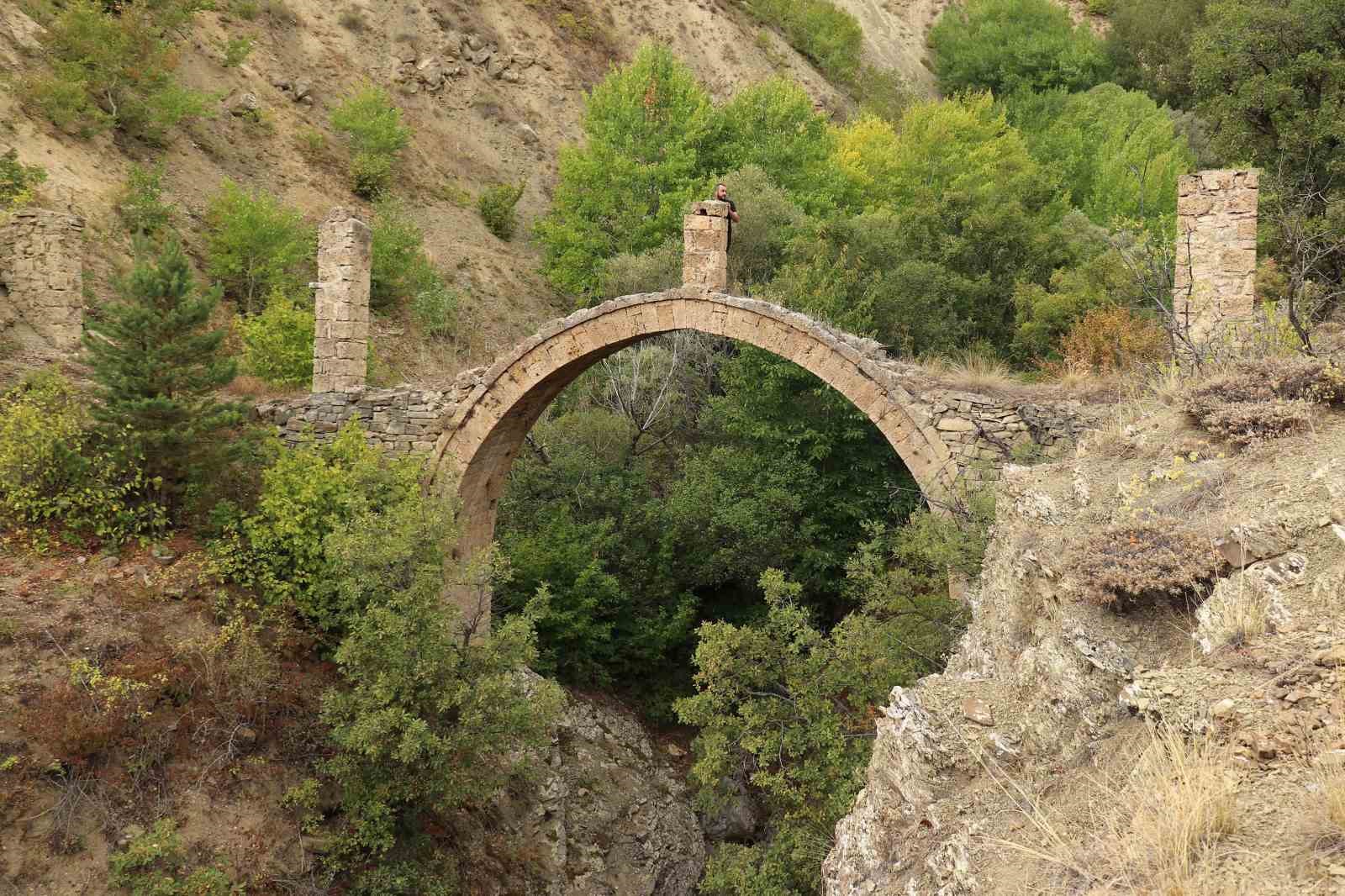 Gümüşhane’de asırlara meydan okuyan su kemeri
