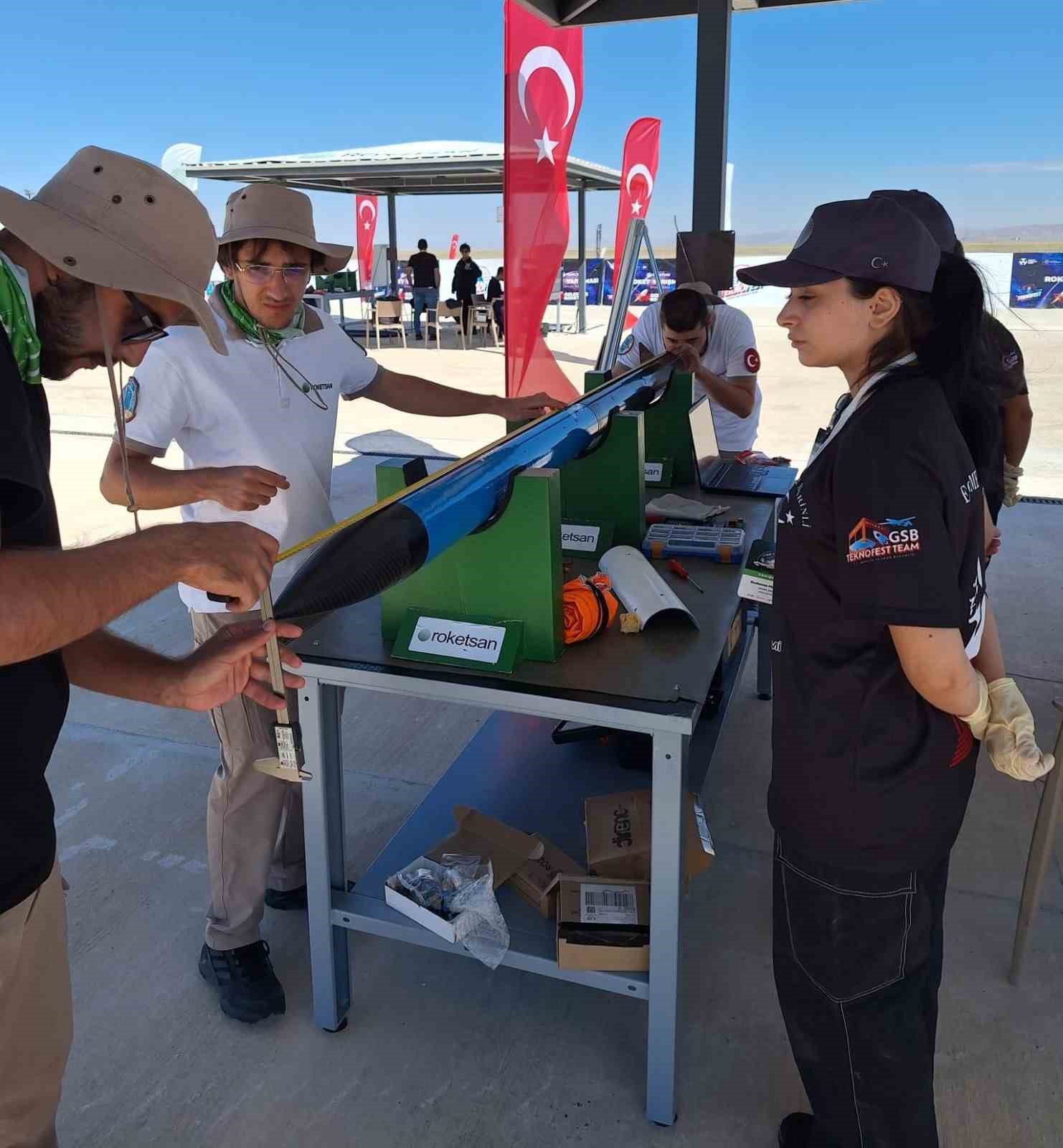 Düzce Üniversitesi roket yarışmasında 5 takım ile finalde
