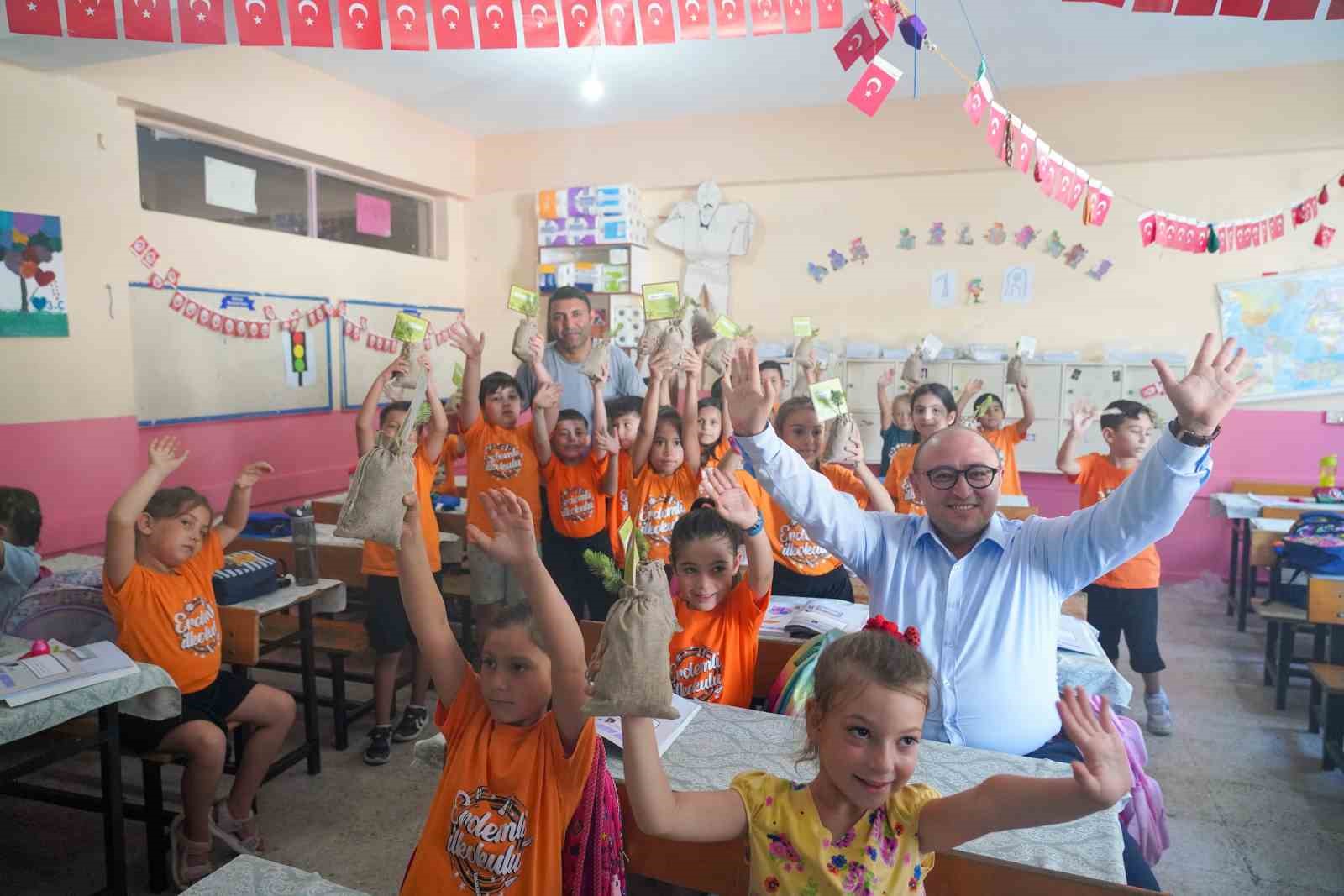 Bitkisel atıklar gübre oldu, üretilen 3 bin fidan öğrencilere hediye edildi
