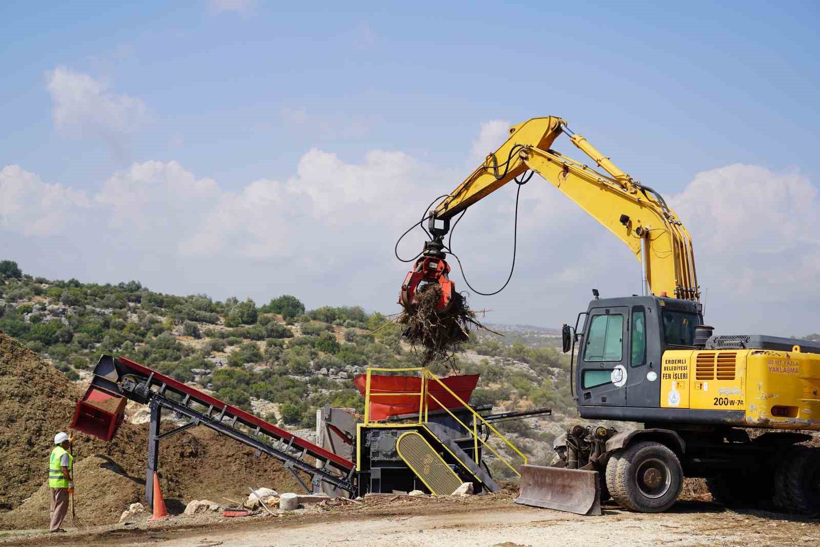 Bitkisel atıklar gübre oldu, üretilen 3 bin fidan öğrencilere hediye edildi
