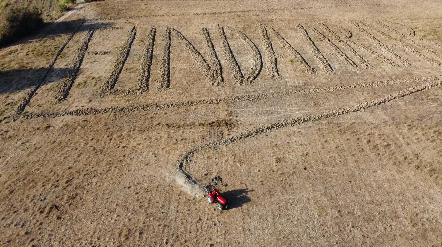 Funda Arar hayranlığı tarlaya traktörle isim yazdırdı
