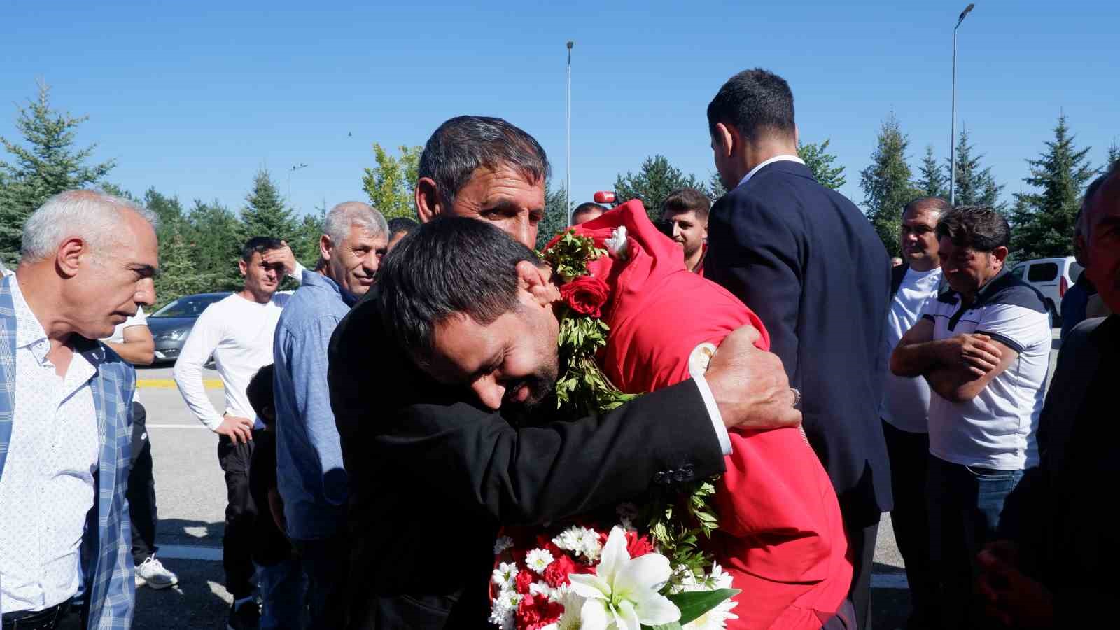 Olimpiyat şampiyonu İbrahim Bölükbaşı, memleketi Erzurum’da omuzlarda karşılandı
